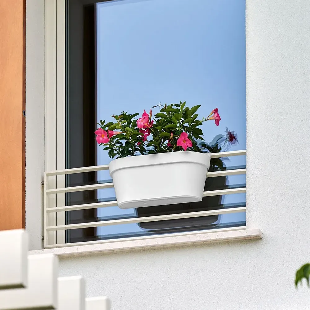 UP Geländertopf mit integriertem Wasserspeicher im Außenbereich