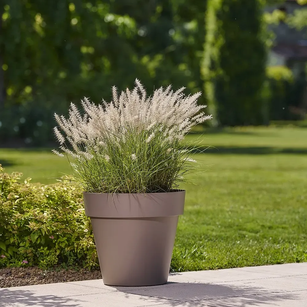Großer Pflanzentopf MITU PAC in taupe auf moderner Terrasse