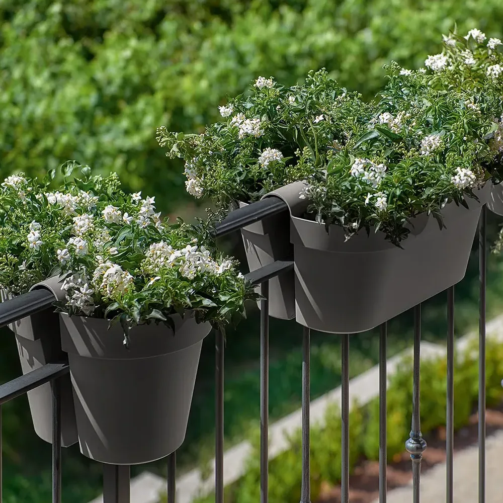 BE UP Pflanzkasten mit Kräutern und Blumen auf Stadtbalkon