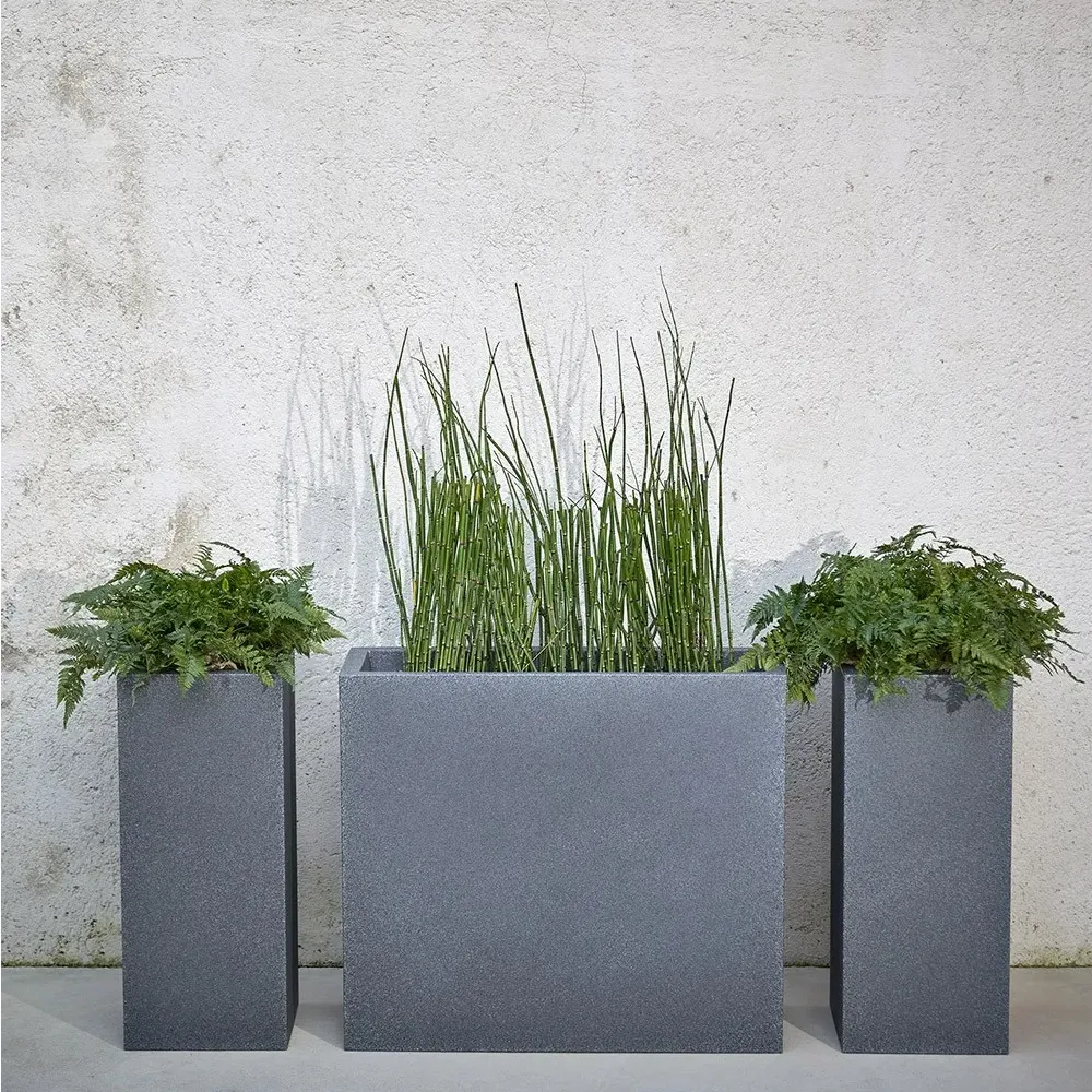 Hoher KUBE HIGH Pflanzkasten mit Ziergräsern auf der Terrasse.