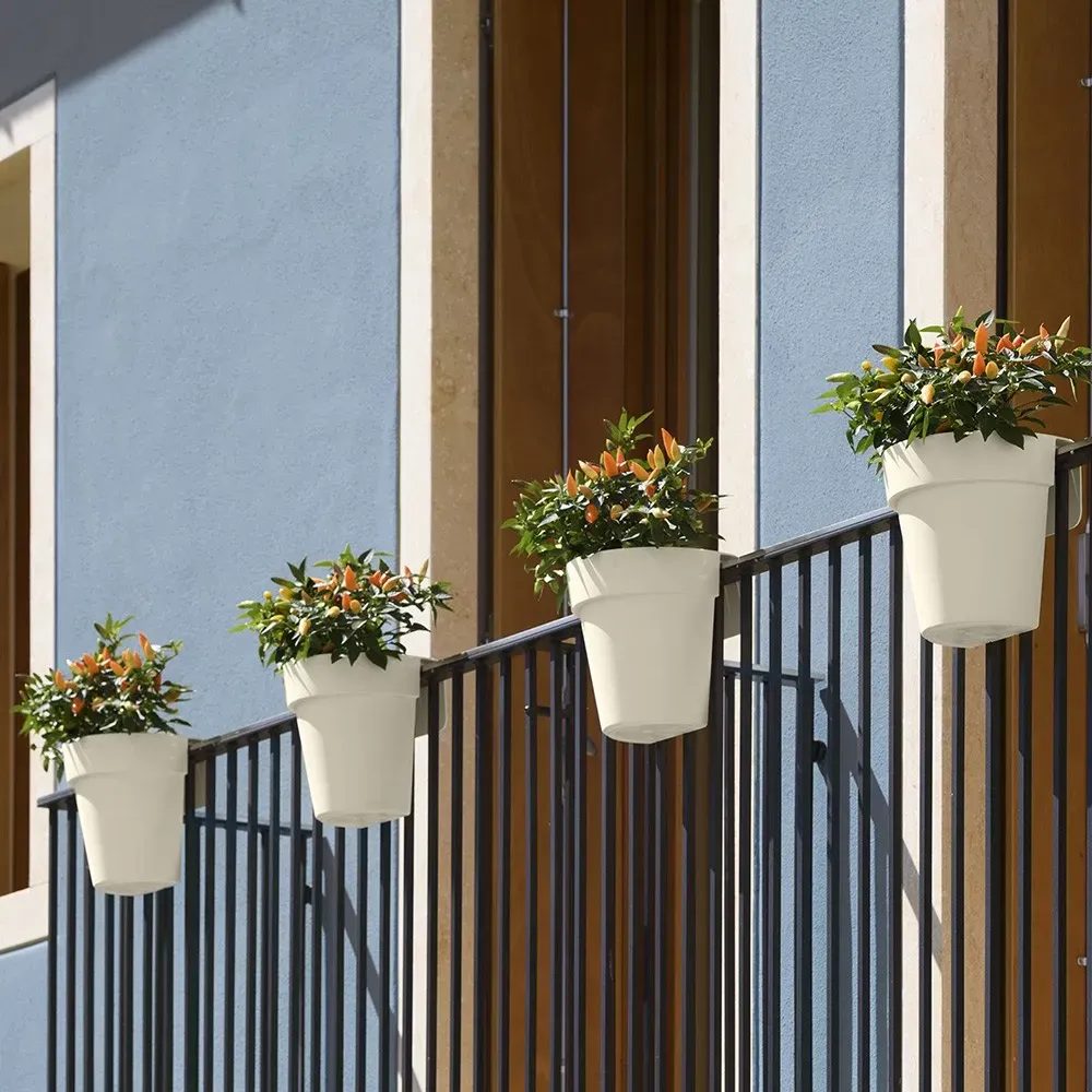 UP Geländertopf in Weiß mit Sommerblumen auf Balkon