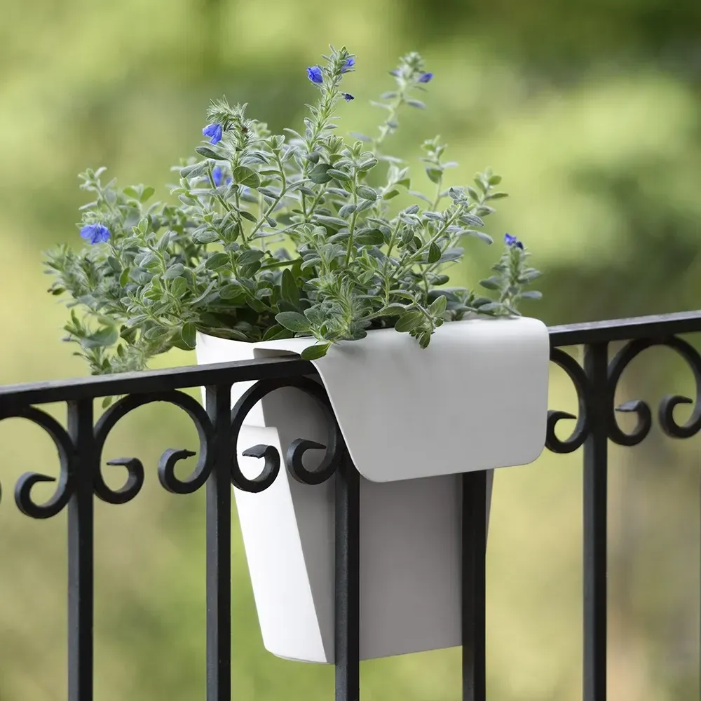 Detailansicht des UP Geländertopfs mit Überlaufsystem